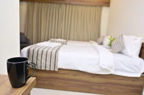 Hotel Noble Nook, 100 Ft Road, Indiranagar - Rom
