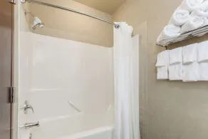 Ramada by Wyndham Camrose - Bathroom