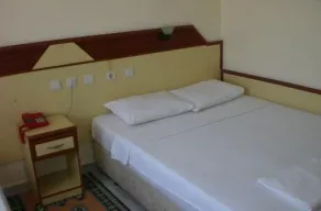 Red Rose Hotel - Room