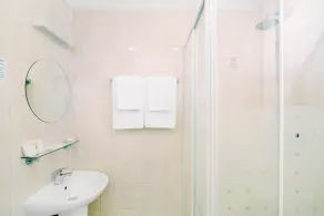 Queens Park Hotel - Bathroom