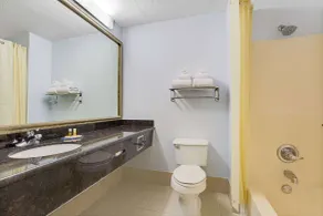 Days Inn by Wyndham Dallas Garland West - Salle de bain