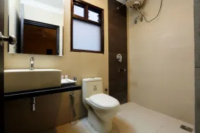 Airport La Sapphire Hotel & Restaurant - Bathroom