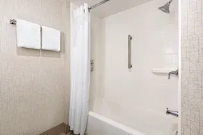 Holiday Inn Express & Suites Redding by IHG - Salle de bain
