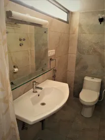 Spacious 3BR Daveys Townhouse with Private Lawn Pet Friendly and Complimentary Breakfast - Baño