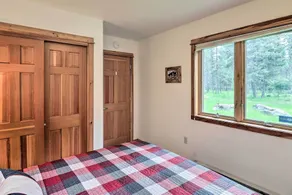 Secluded Bigfork Cabin w/ Huge Yard + Grill! - Værelse