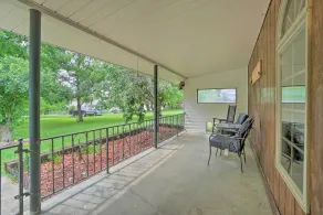 Quaint Zanesville Home w/ Game Room & Yard! - Intérieur