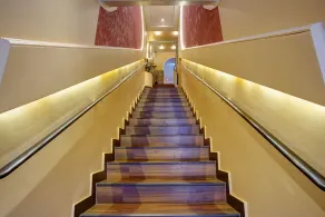 North-Hotel - Interior entrance