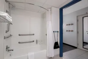 CLT Airport Inn & Suites - Bathroom