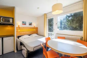 Belambra Club Les Embrunes - Demi-pension et remontées mécaniques - Logement Premium 1 chambre 2 adultes 1 enfant avec balcon - Bâtiment Aravis - Chambre
