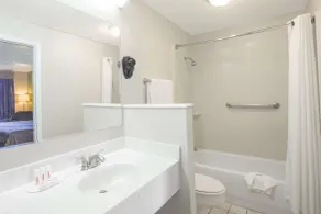 Super 8 by Wyndham Jasper - Salle de bain