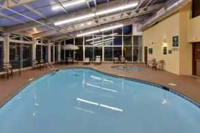 La Quinta Inn & Suites by Wyndham Plattsburgh - Piscine