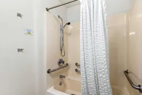 Days Inn by Wyndham Great Falls - Salle de bain