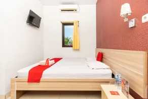 RedDoorz Plus @ Jalan Pumorow Manado - Room
