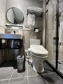 The Retro Tai-Pan - Bathroom