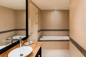 Oaks Ibn Battuta Gate Dubai - Bathroom