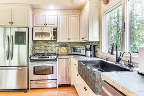 Hot Tub & Trail Access: 'treehouse' in Landrum! - Interiør
