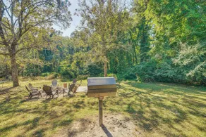 Rustic Cabin w/ Hot Tub Near Broken Bow Lake! - Interni