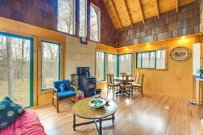 1 Mi to South Twin Lake: Cabin w/ Deck in Trego! - Innvendig