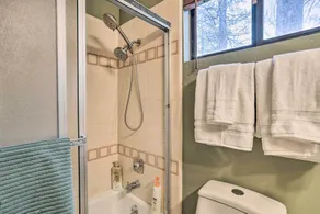 Woodsy Twin Peaks Getaway w/ Hot Tub & Views! - Interni