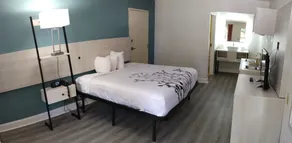 Magnolia Inn Extended Stay of Kingsland - New 2025 - Book a Kitchen Room - 12 Noon Check Out - 4K Black Beds - Saltwater-Mineral Pool open until 4AM - 24-7 Front Desk - LUXE Coffee Bar Award Winning Inn - Save by phone - 912-576-4777 - Chambre