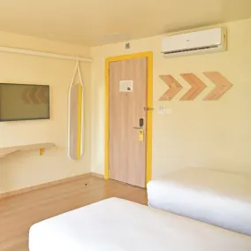 Bloom - Golf Course Road - Room
