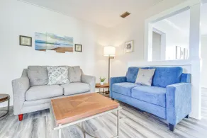 Quiet Grove Hill Cottage w/ Wraparound Deck! - Interiør
