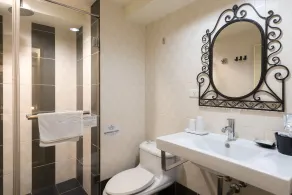Elizabeth Hotel - Bathroom