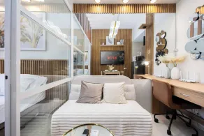Elegant Wood-accent Studio With Balcony - Chambre