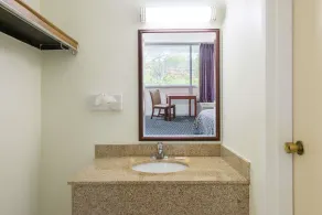 Days Inn by Wyndham Arlington Pentagon - Bathroom