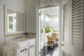 Strawberry Hill - Bathroom