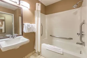 Baymont by Wyndham Lancaster - Salle de bain