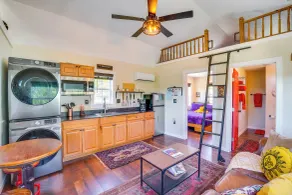 Whimsical Cabin w/ Grill < 4 Mi to Lake Brownwood! - Interiør