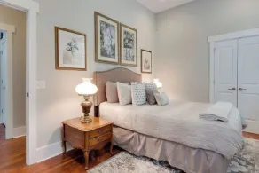 111 Waldburg street Beautifully Renovated Historic 5 bedroom 5 bath - Zimmer