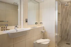 Roomzzz Manchester Victoria - Bathroom