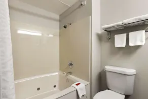 SureStay Plus Hotel by Best Western Tulsa East - Badrum