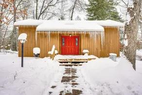Near Manistee National Forest! Retro Cabin Retreat - Interiör