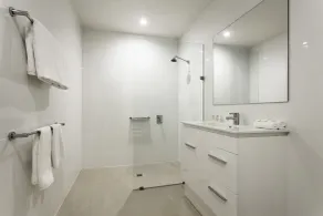 Quest on Franklin - Bathroom