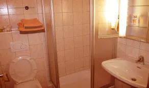 Apartamento e quartos em um prédio de apartamentos com uma vista única - Casa de banho