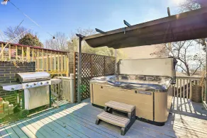 Cincinnati Home w/ Deck & Private Hot Tub! - Interni