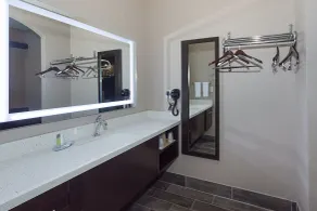 Econo Lodge Inn & Suites Houston NW-Cy-Fair - Bathroom