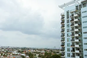 Cozy and Minimalist 2BR at Marbella Kemang Apartment By Travelio - Vue de la chambre