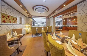 Apple Orchard Resort & Spa - Overlooking Zabarwan Mountain - Ristorante