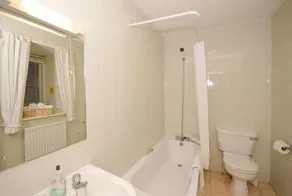 Ferrybridge Hotel - Bathroom
