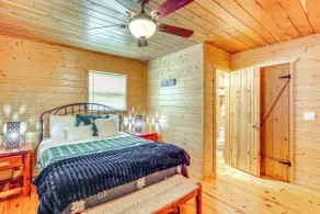 Fire Pit, Screened Deck: Riverfront Ozarks Cabin! - Innvendig