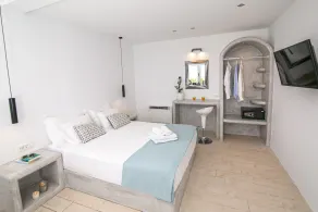 Sensia Luxury Studio with Hot tub - Room