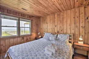 Rustic Beachfront Cottage w/ Deck & Boardwalk - Værelse