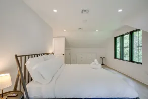 Modern Sharon Farmhouse: Spacious, Patio, Views - Værelse