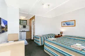 Ocean Crest Motel - Living area