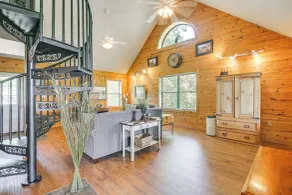Hillside Cabin on 43 Acres w/ Private Lake & View! - Interiør
