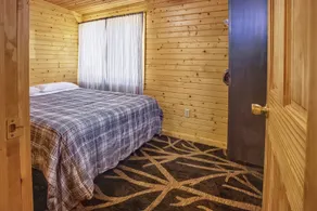 Cozy River Cabin w Screened Porch & Fire Pit - Zimmer